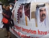 شاهد التظاهرات ولافتات التنديد تستقبل تميم بن حمد على أعتاب الأمم المتحدة