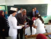 مدير أمن كفر الشيخ يوزع كراسات على الطلاب.. وطالبات يقبلن ضابطة شرطة