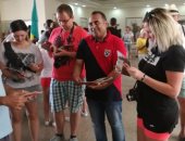 صور..السياح يوزعون الورود على الأهالى فى احتفالية يوم السياحة العالمى بالكرنك