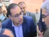 شاهد رئيس الوزراء أثناء استماعه لشكوى طالبة خلال تفقده جامعة جنوب الوادى