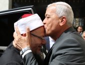 محافظ المنوفية يقبل رأس المفتى.. ويؤكد: الدولة قطعت شوطًا كبيرًا فى محاربة الإرهاب