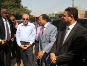 صور.. محافظ الجيزة يتفقد مشروعات الصرف الصحى بمركز ومدينة العياط