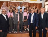 رئيس الوزراء يزور مدرسة ناصر فى قنا.. ويستمع لشكاوى المواطنين ويكلف ببحثها