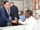 رئيس الوزراء يطمئن على المرضى بمستشفى قنا العام ويهديهم الورود