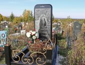 كانت تحبه.. والد فتاة روسية متوفية يرسم شاهد قبرها على شكل هاتف آيفون "صور"