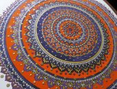 قارئة تبدع فى رسم اللوحات الفنية باستخدام ماندلا وألوان الخشب