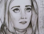 قارئة تبدع فى رسم اللوحات الفنية باستخدام الرصاص والفحم 