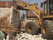 صور.. إزالة 10 حالات تعد على الأراضى الزراعية بمساحة 10 قيراط فى البلينا بسوهاج