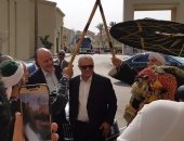 صور.. أبو ريدة وبريزنتيشن يستقبلان رئيس فيفا بالطبل والمزمار البلدى