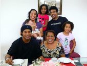 صور.. رونالدينهو يحتفل بعيد ميلاد والدته فى البرازيل وسط عائلته