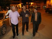 صور.. محافظ المنوفية يهنىء عروسين خلال تفقده شوارع المحافظة و" الحماية المدنية "