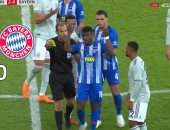 لقطة اليوم.. سقوط كوميدى لحكم مباراة بايرن ميونخ وهيرتا برلين