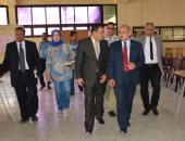 رئيس جامعة أسيوط فى جولة تفقدية لاختبارات فيروس " سى " على الطلاب الجدد