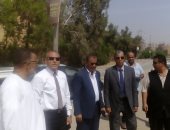 محافظ الجيزة يحيل نائب رئيس مركز أوسيم للنيابة الإدارية بسبب القمامة