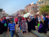 صور.. الإشغالات تغلق شوارع ومزلقان شبين القناطر.. والأهالى: مش عارفين نمشى