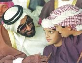 شاهد.. ولى عهد دبى "طفل صغير" مع الشيخ زايد بن سلطان آل نهيان