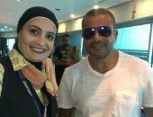 عمرو دياب ودينا الشربينى يغادران إلى أمريكا 