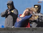 صور.. ميليسا بينويست تصور مشاهد Supergirl مع المقنعين في فانكوفر 
