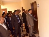 صور.. محافظ بنى سويف يضبط موظفين بوحدة بياض العرب يرتدون الجلابية