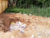 اضبط مخالفة.. بؤرة مخلفات قمامة وأعمال حفر عميقة ملاصقة لمدرسة بالداخلة