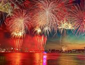 الألعاب النارية تضيئ سماء هونج كونج احتفالا بالعيد الوطنى للصين