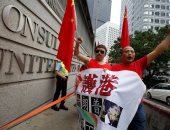 صور.. مؤيدو الصين يحتجون ضد ترامب أمام القنصلية الأمريكية بهونج كونج