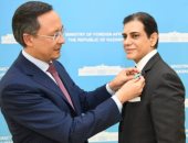 وزير خارجية كازاخستان يمنح السفير المصرى وسام الاستحقاق والتميز 
