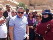 صور.. وزيرا الآثار والسياحة يلتقيان بأثريين وسائحين بالمسلة الناقصة فى أسوان