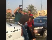 فيديو.. قائد سيارة ملاكى يضرب سائق تاكسى بـ"كعب مسدسه" بعد خلاف بينهما