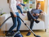 أحدث مهنة.. سيدة تطلب مساعد لتدريب زوجها وأبنائها على الأعمال المنزلية