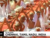 شاهد.. تلاميذ الهند يقلدون "غاندى" احتفالا بعيد ميلاده