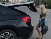 فيديو.. شقراء تغلق صندوق السيارة بطريقة مثيرة