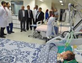 رئيس جامعة كفر الشيخ يتفقد حالة آخر طفل أجريت له عملية قلب مفتوح بحملة نبضات