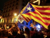 فيديو.. انفصاليو كتالونيا يحرقون العلم الإسبانى فى أعمال شغب 