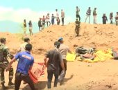 شاهد.. دفن المئات من ضحايا زلزال وتسونامى إندونيسيا في قبور جماعية