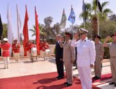 محافظ أسيوط يشارك فى وضع إكليل من الزهور على قبر الجندى المجهول