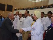 محافظ الوادى الجديد يكرم القافلة الطبية المجانية بعد انتهاء عملها بالخارجة 