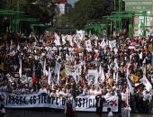 نشطاء المكسيك يتظاهرون لإحياء الذكرى الـ50 لمذبحة الطلاب