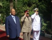 محافظ القاهرة وقائد المنطقة المركزية يضعان إكليل زهور على مقابر الشهداء بذكرى نصر أكتوبر 