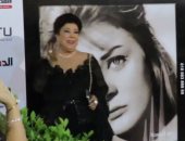 فيديو.. رجاء الجداوى تقبل صورة نادية لطفى فى مهرجان الإسكندرية