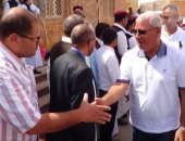 صور.. محافظ مطروح يوزع 20 طن مواد غذائية و400 بطانية فى أول زيارة لواحة سيوة