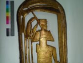 شاهد دروع توت عنخ آمون خلال ترميمها تمهيدًا لعرضها بقاعة الملك بالمتحف الكبير