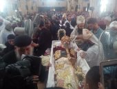 الأقباط يلقون نظرة الوداع على جسد الأنبا بيشوى فى دير القديسة دميانة