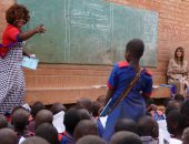 صور.. ميلانيا ترامب تزور مدرسة فى ملاوى خالية من المقاعد المدرسية