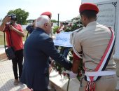 صور.. محافظ بورسعيد يضع أكليل الزهور على قبر  الجندى المجهول