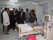 محافظ بنى سويف يطمئن على الحالة الصحية لمريضين التقى بهما فى جولة تفقدية سابقة