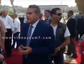 فيديو.. طاهر أبوزيد يقرأ الفاتحة أمام ضريح السادات