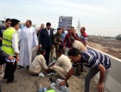 شاهد محافظ القليوبية يترك سيارته ليسعف مصابى حادث طريق شبرا بنها