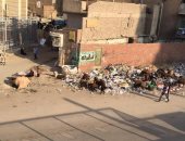 قارئ يشكو من تراكم القمامة أمام المسجد الكبير ومحطة مترو عزبة النخل