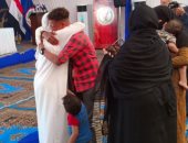 صور.. السجينات المفرج عنهن يحتضن أطفالهن ويهتفن: "هنرجع معاهم البيت"